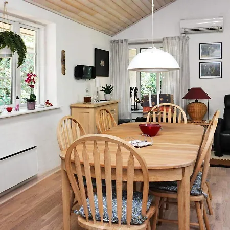 4 Person In Nyaraló *